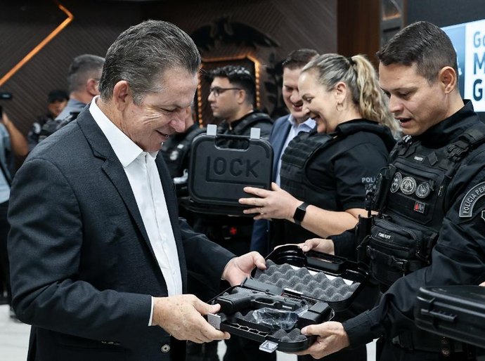 Governo do Estado entrega 1.950 pistolas Glocks a policiais penais de Mato Grosso