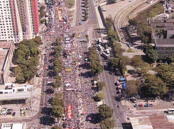 Manifestantes fazem atos contra Bolsonaro e a favor da vacina