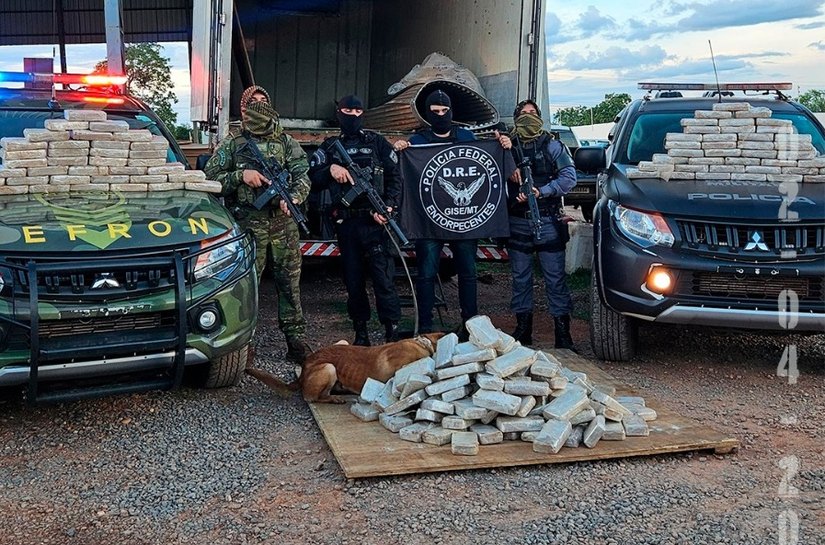 Gefron, Bope e PF apreendem 220 tabletes de cocaína escondidos em caminhão com carga de carne