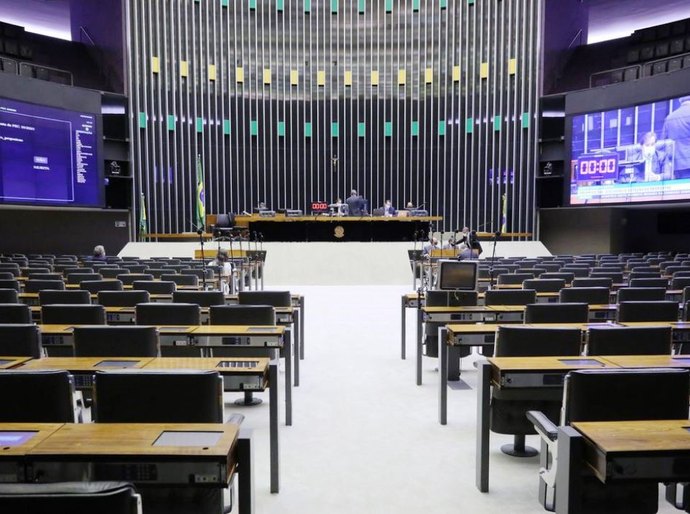 Adiamento das eleições municipais para novembro é aprovado na Câmara