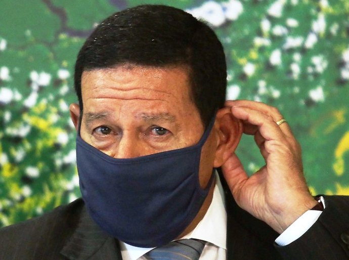 Mourão diz ser contra permissão para militares receberem acima do teto