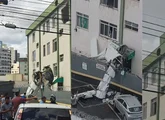 Bombeiros confirmam duas mortes após queda de avião em BH