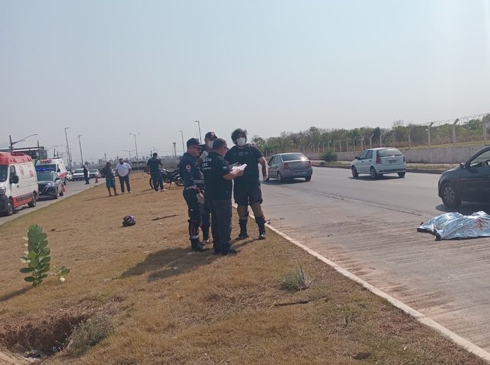 Veja Fotos: Tragédia na pista; motorista tenta atravessar avenida a pé e morre atropelado em frente ao Aeroporto de Várzea Grande