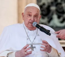 Corpo do papa Francisco será colocado no caixão às 15h, diz Vaticano