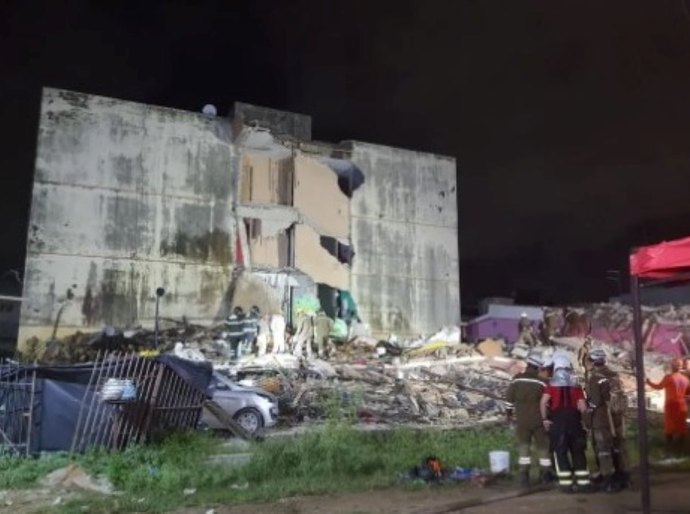 Adolescente e homem morrem após edifício desabar em Olinda; bombeiros tentam resgatar mais quatro pessoas