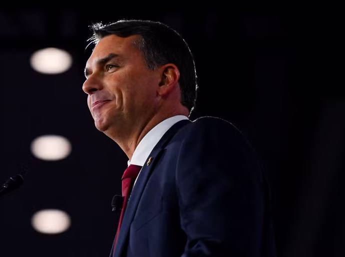 Páginas oficiais de Flávio Bolsonaro incluem curso de pós-graduação que ele não fez; campanha diz que houve 'equívoco'