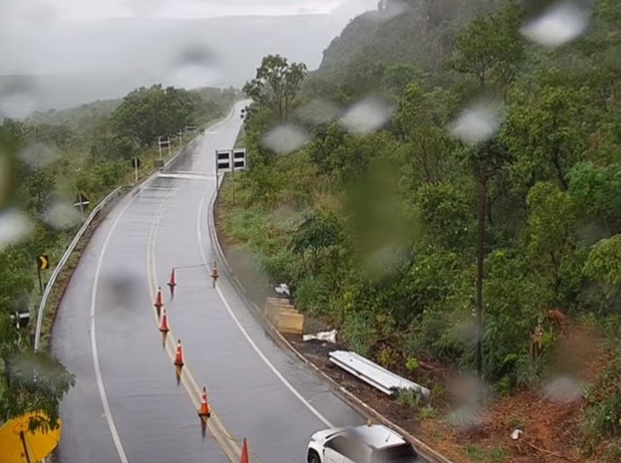 Tráfego na MT-251 no Portão do Inferno é interrompido por causa das chuvas neste domingo,03