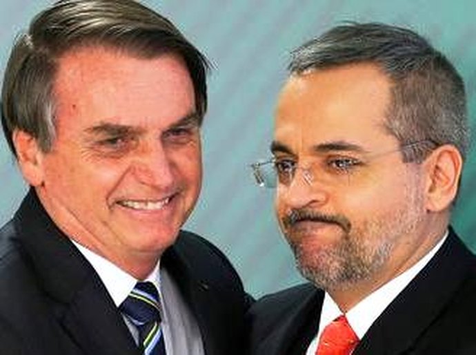 Bolsonaro avisa Weintraub que situação é crítica e que STF pede sua cabeça