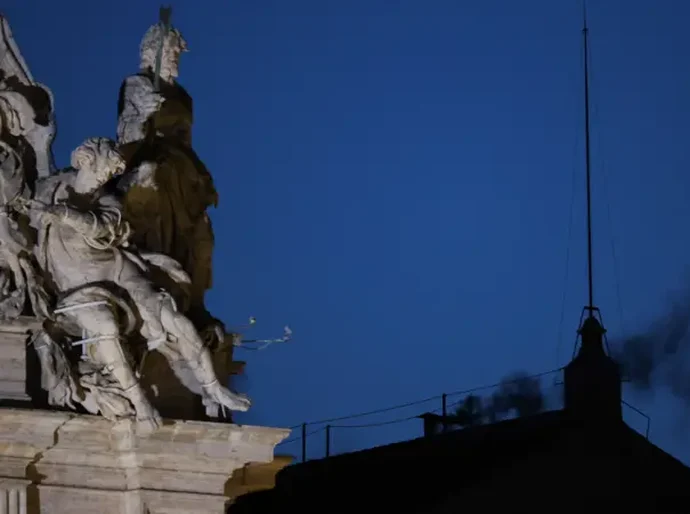 Primeira votação para eleger novo papa termina em fumaça preta: em 6 pontos, tudo sobre o conclave no Vaticano