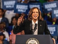 Por que Kamala Harris não destaca que pode ser primeira mulher eleita presidente dos EUA