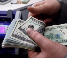 Dólar sobe e fecha a R$ 5,99, após EUA confirmarem tarifas extras de 50% sobre a China; Ibovespa cai