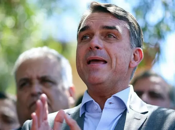 O que Flávio Bolsonaro quer mudar na Constituição, caso seja eleito com Congresso mais poderoso e conservador?