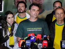 As mudanças nas versões de Flávio Bolsonaro sobre sua ligação com Daniel Vorcaro