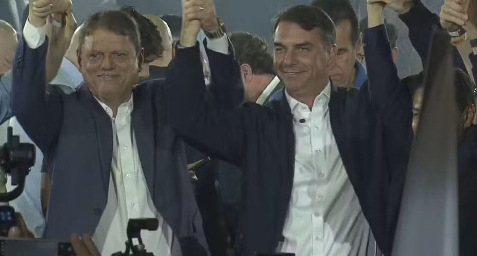Tarcísio lança candidatura à reeleição em SP com Flávio no palco e elogios a Bolsonaro: 'Amamos seu pai'