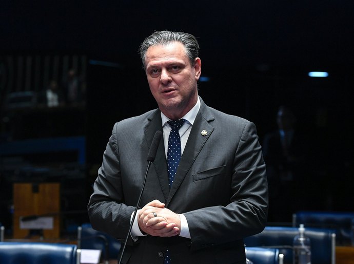 Fávaro contraria Lula e vota por derrubar veto ao marco temporal