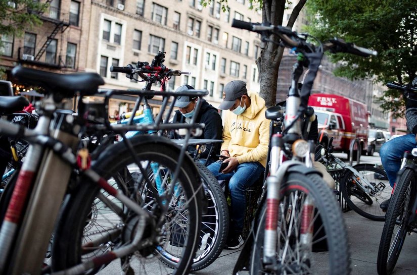 Nova York tira das sombras os entregadores de comida