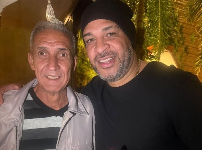 Encontro casual entre o jornalista Lawriney Machado e Adriano Imperador movimenta noite no Rio de Janeiro