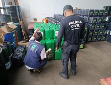 Polícia Civil e ANP apreendem mais de 2,6 mil litros de óleo lubrificante em distribuidora de Cuiabá