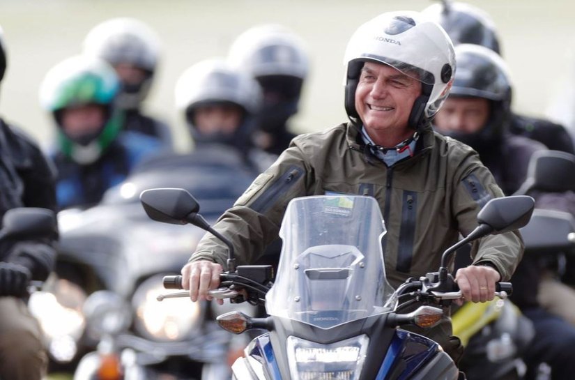 Bolsonaro participa de motociata em Porto Alegre