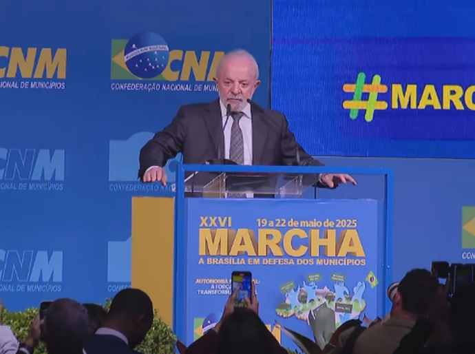 Lula é recebido com vaias e aplausos em evento com prefeitos
