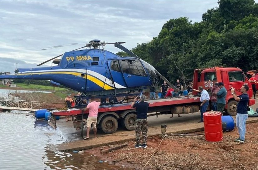 Após acidente, helicóptero é retirado de represa na cidade de Capitólio