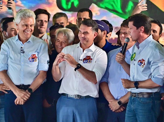 Caiado oficializa apoio a Flávio no segundo turno em evento em Goiânia