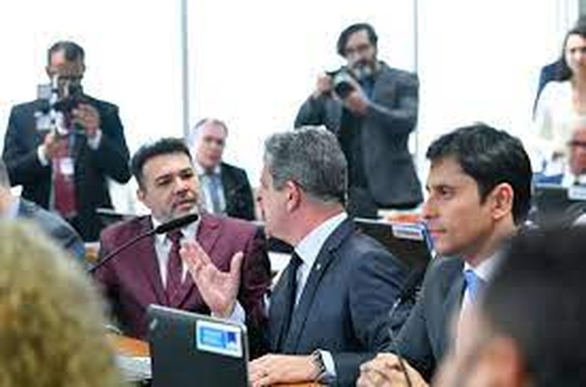 Marco Feliciano acusa senador Rogério Carvalho de ter cuspido nele em CPMI; imagens serão periciadas