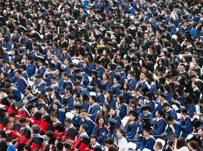 Wuhan tem cerimônia gigante de formatura 14 meses após fim da quarentena contra Covid