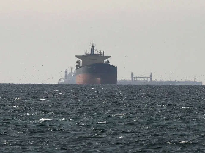 Petroleiros 'começam a passar' pelo Estreito de Ormuz, diz Casa Branca