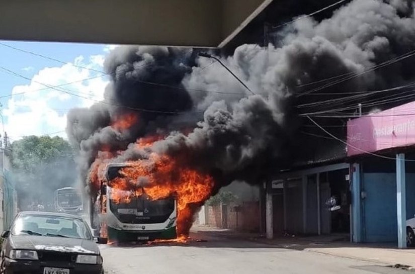 Ônibus do transporte coletivo pega fogo em Cuiabá no domingo, 13