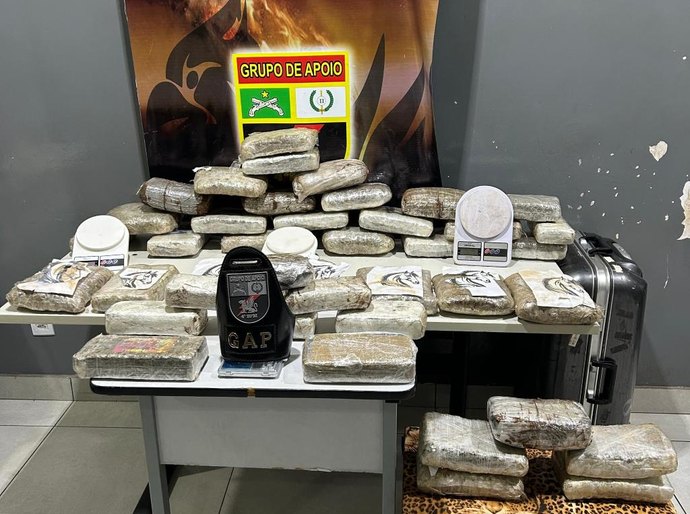 Polícia Militar apreende 41 tabletes de supermaconha e prende três homens por tráfico