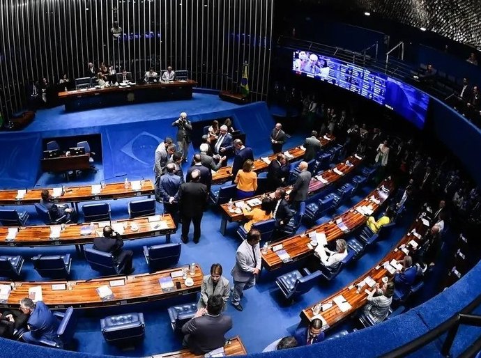 De pai para filho: homens e herdeiros políticos são maioria no Senado