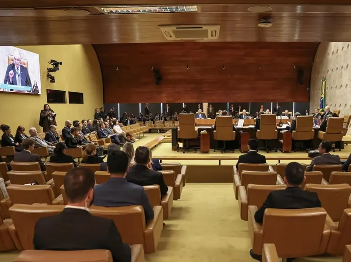 Dino pede vista e STF adia decisão sobre unir casos de Moraes e Mendonça