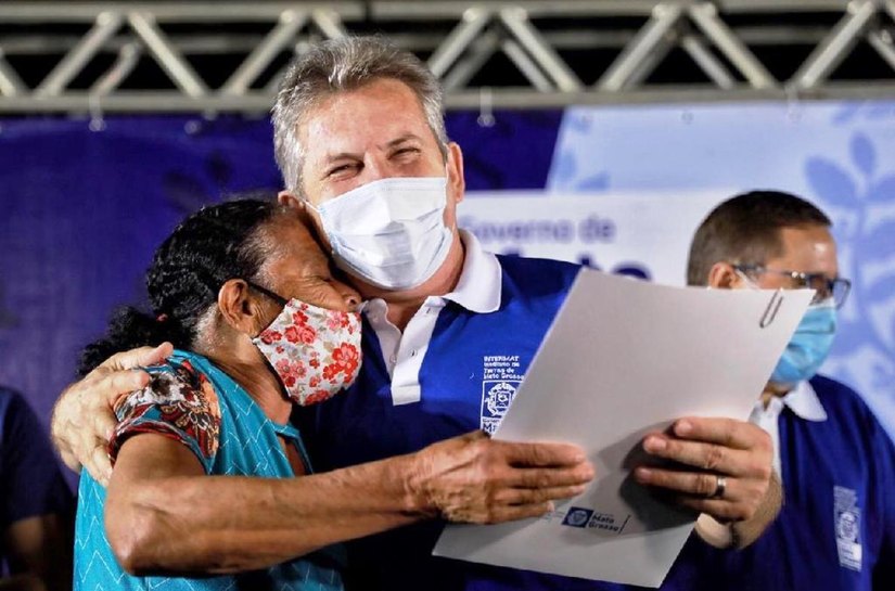Governo de MT entrega 536 títulos já registrados no cartório: 'Ninguém precisou pagar R$ 1'