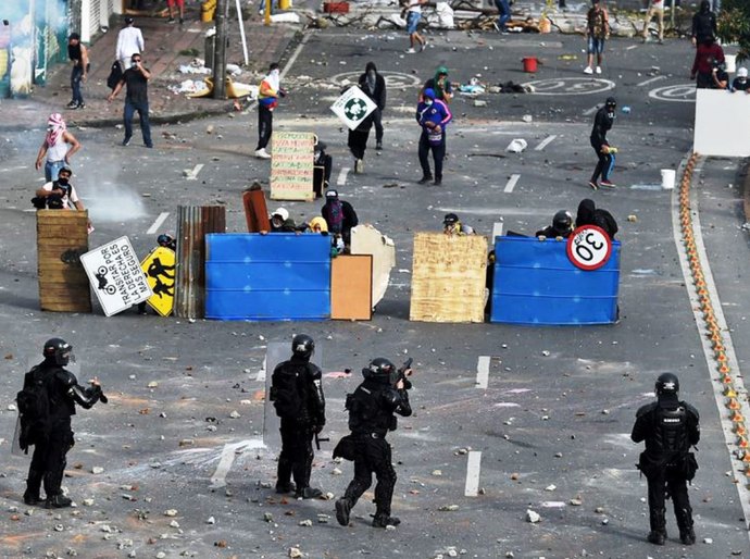 A violência policial se descontrola na Colômbia tomada por protestos, com 19 mortos e 800 feridos