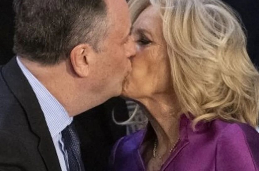 Foi selinho? Beijo de primeira-dama ao cumprimentar marido de vice-presidente chama atenção no Congresso dos EUA
