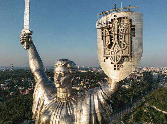Rússia condena mudança ucraniana de “símbolo da pátria” de estátua em Kiev