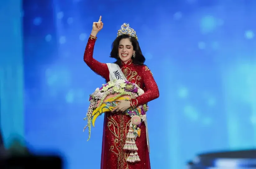 Mexicana Fátima Bosch, que reagiu à bronca de organizador, é coroada Miss Universo