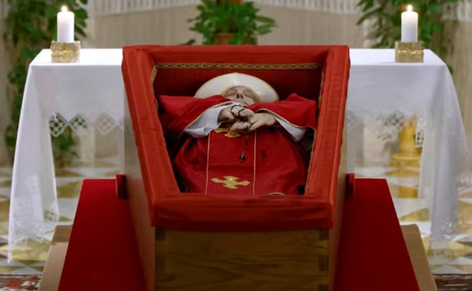 Vaticano divulga primeiras imagens de papa Francisco no caixão