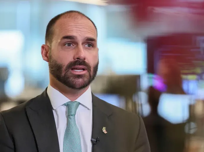 Câmara decide cassar mandatos de Eduardo Bolsonaro e Alexandre Ramagem: o que pesa contra eles?