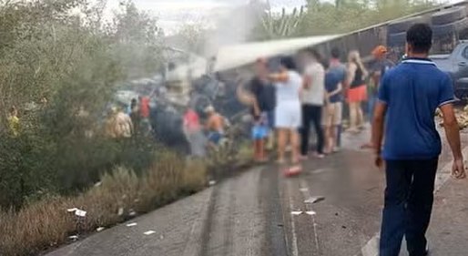 Colisão entre van e caminhão na BR-116 provoca 15 mortes