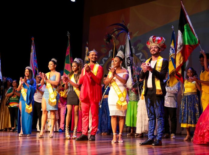 Desfiles das comissões de frente de escolas e blocos marcam lançamento do Carnaval de Cuiabá