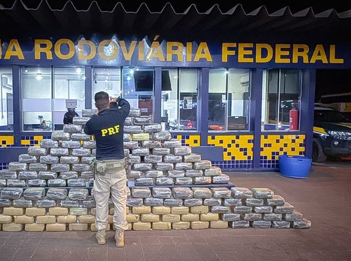 PRF apreende cerca de meia tonelada de skunk em fundo falso de caminhão na BR-364 em Rondonópolis,MT