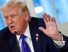 Trump anuncia tarifas de 25% para países que negociarem com Irã