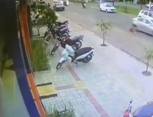 Veja Foto e Vídeo: PM prende traficante que estava foragido da Justiça e bateu sua motocicleta em veículo e também atingiu viatura policial