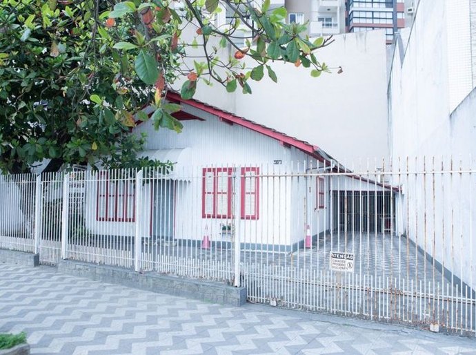 Balneário Camboriú: avaliada em milhões, última casinha de madeira de praia será demolida