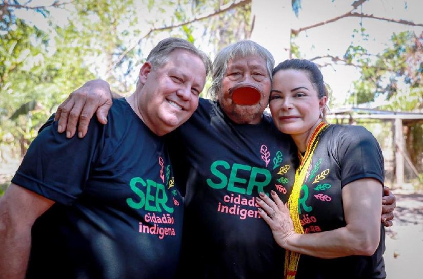 Cacique Raoni recebe primeira-dama Virginia Mendes na aldeia Metuktire, região do Xingu