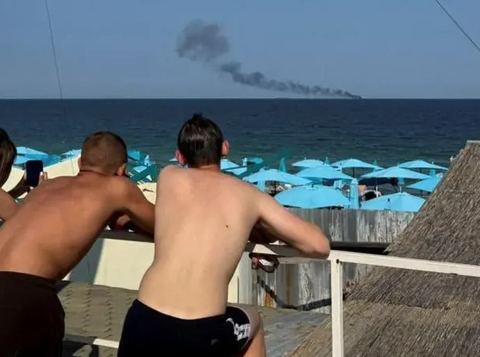 O balneário de luxo da Ucrânia onde turistas convivem com bombardeios diários: 'Todos ficam na praia observando os mísseis no céu'