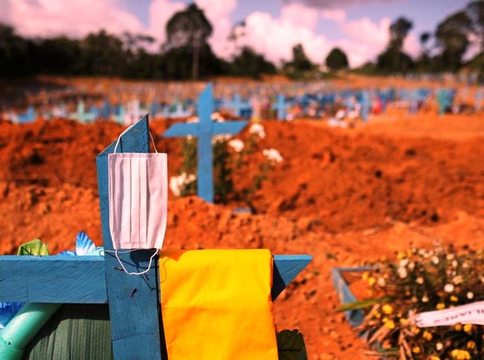 Com mais de 8 mil mortos em 48h, Brasil passa de 340 mil óbitos por Covid-19