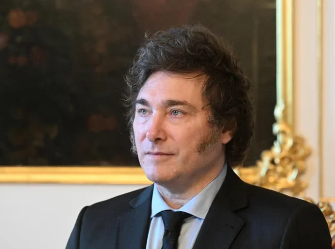 Milei endurece regras de imigração na Argentina; turistas terão que ter seguro saúde e universidades podem começar a cobrar